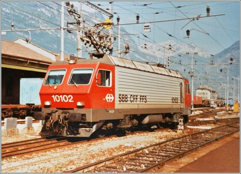 MARKLIN 3323 Zwitserse fraaie design loc Re 4/4 IV SBB 10102, Wisselstroom, Locomotief, Ophalen of Verzenden, Zo goed als nieuw