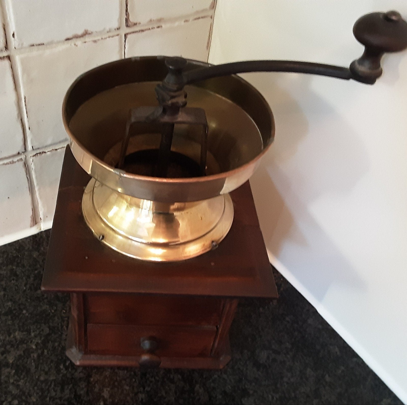 Antieke hand koffiemolen met koperen vulbakje, Ophalen of Verzenden