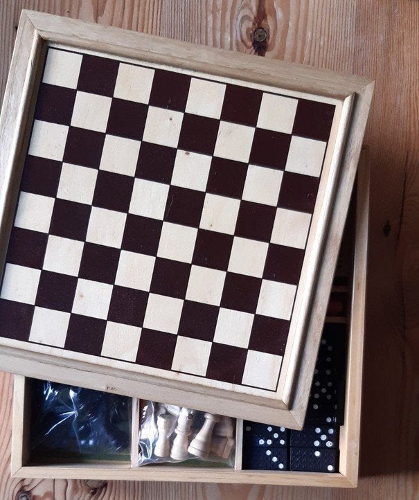Spellenkist, Schaak, Backgammon, Domino, Cribbage, Pokeren, Hobby en Vrije tijd, Een of twee spelers, Ophalen of Verzenden, Zo goed als nieuw