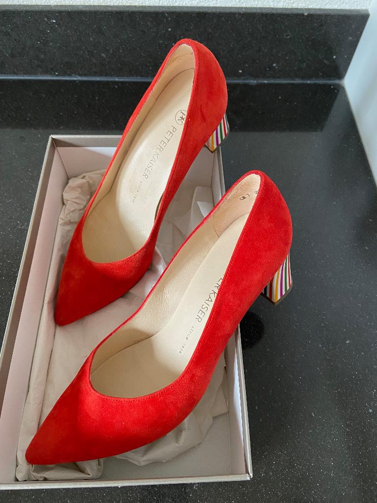 DAMES PUMPS LUXE ROOD SUEDE  PETER KAISER, Peter Kaiser, Pumps, Ophalen of Verzenden, Zo goed als nieuw