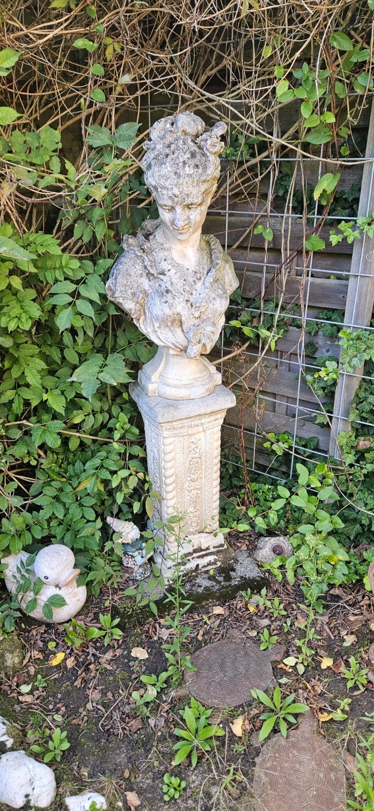 Antieke stenen buste op sokkel - 125 cm hoog, Tuin en Terras, Ophalen, Gebruikt, Beton, Mensenbeeld