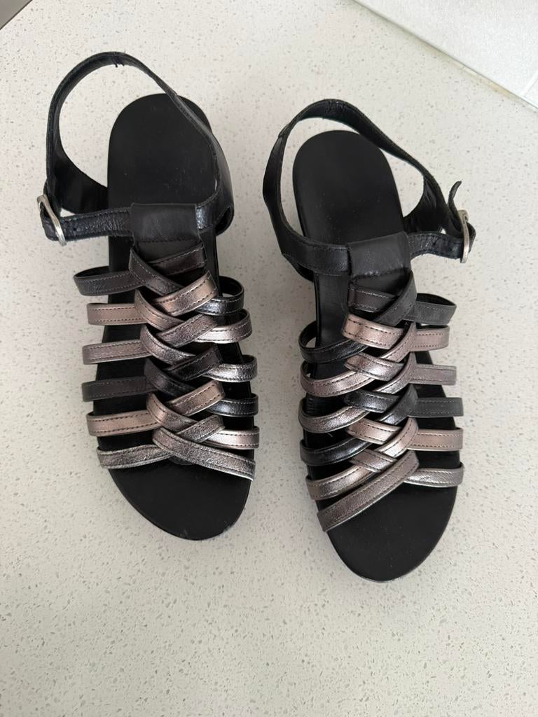 Mooie stijlvolle lederen Italiaanse sandaaltjes Arriva mt 39, Kleding | Dames, Zwart, Gedragen, Sandalen of Muiltjes, Ophalen of Verzenden