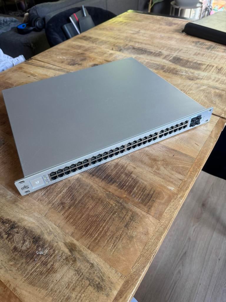 Unifi 48 ports PoE+ switches 500W, Computers en Software, Netwerk switches, Ophalen of Verzenden, Refurbished
