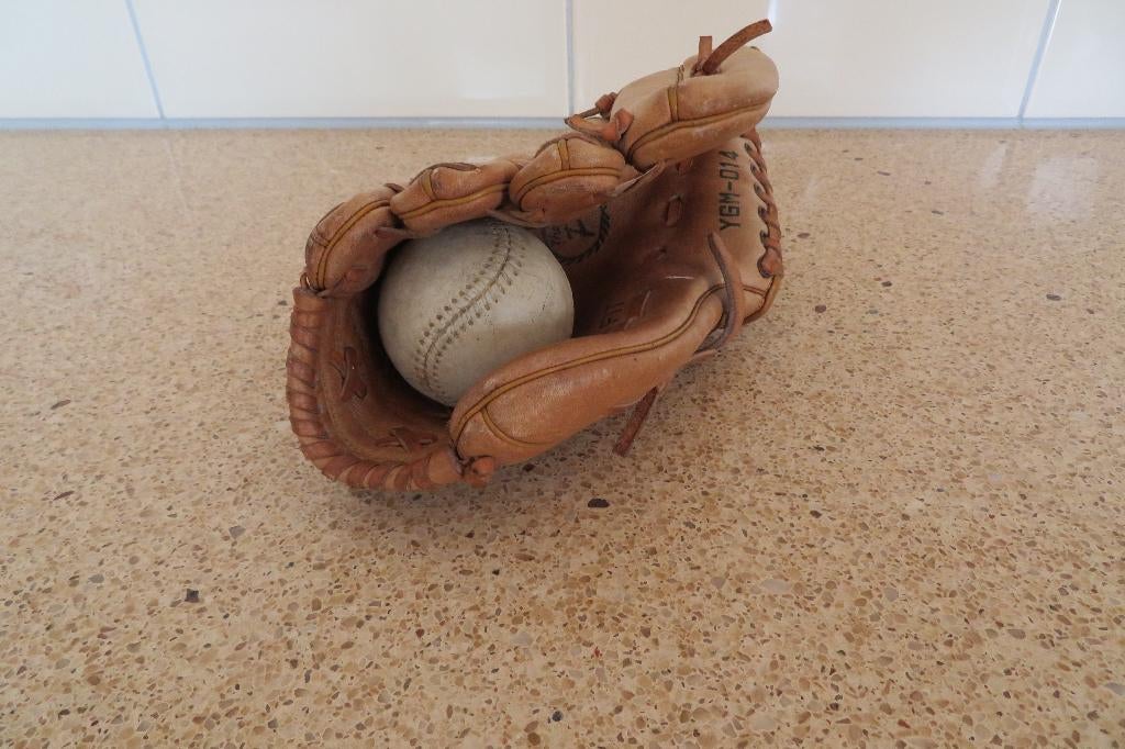 Oude leren honkbal handschoen met bal merk Kent, Sport en Fitness, Ophalen of Verzenden, Gebruikt, Honkbal, Handschoen