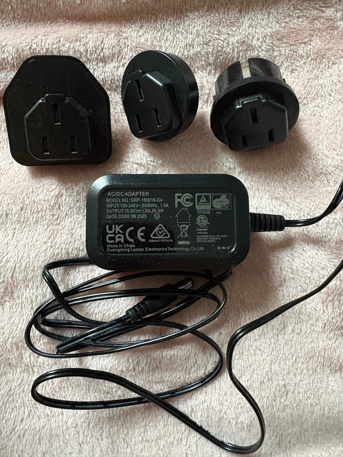 AC/DC Adapter met diverse reisstekkers, Audio, Tv en Foto, Ophalen of Verzenden, Gebruikt