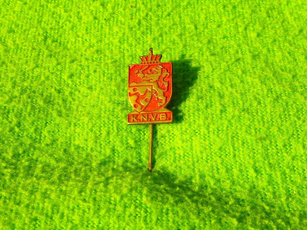 Vintage KNVB Speldje - Voetbal Bond Nederland, Ophalen of Verzenden, Gebruikt, Sport, Speldje of Pin