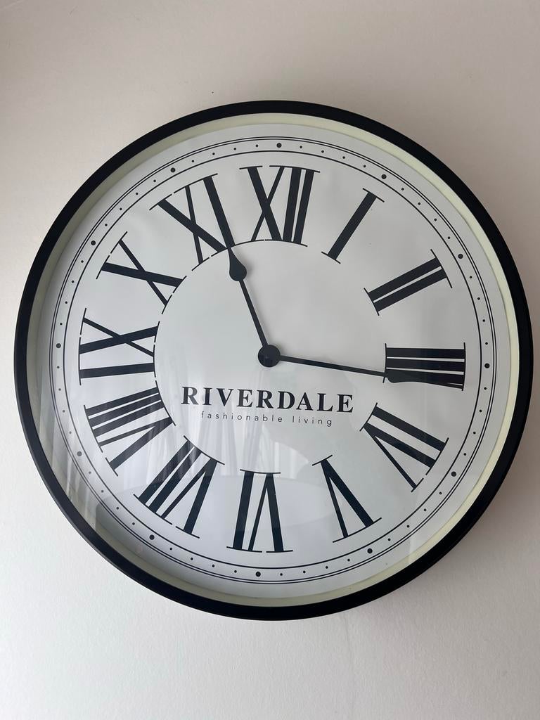 Grote Riverdale wandklok met Romeinse cijfers, Ophalen, Zo goed als nieuw, Analoog, Wandklok