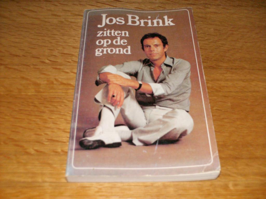 zitten op de grond, Ophalen of Verzenden, Gelezen, Jos brink