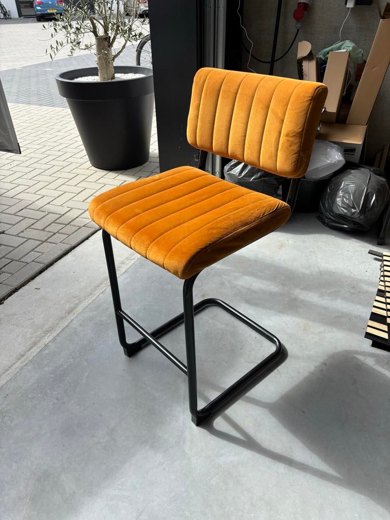 2 barkrukken - Okergeel fluweel met zwart metalen frame, Ophalen, Gebruikt, Twee, Overige kleuren