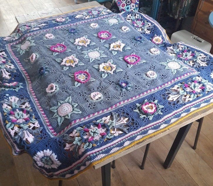 Gehaakt dekentje met granny's en 3d bloemen. Nu 17.50!, Ophalen of Verzenden, Gebruikt
