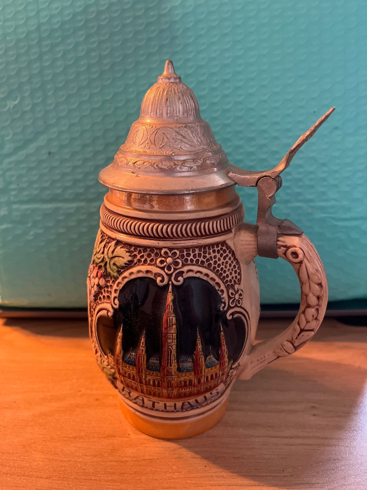 Vintage Duitse Bierpul - Rathaus Motief, Antiek en Kunst, Antiek | Keramiek en Aardewerk, Ophalen