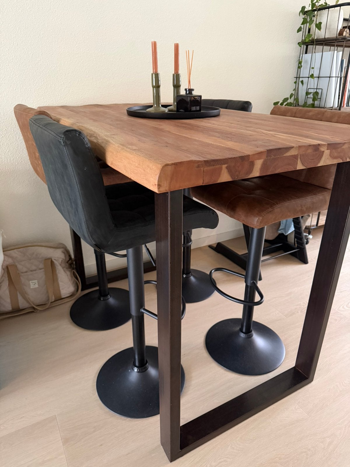 Industriële houten bartafel incl. 4 verstelbare barstoelen, Ophalen, In hoogte verstelbaar, Zo goed als nieuw