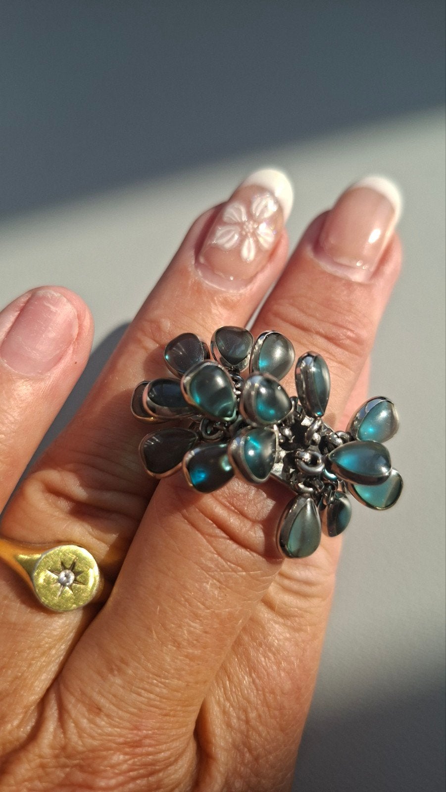 Opvallende ring met blauwe steentjes, Blauw, Ophalen of Verzenden, Zo goed als nieuw, Met edelsteen