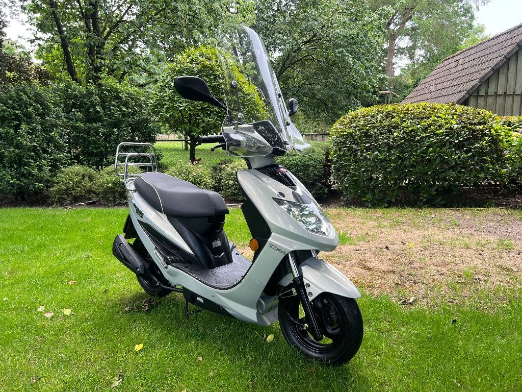 Prachtige Kymco VP 50 snorscooter. ZGAN. Windscherm. 25km/h., Fietsen en Brommers, Scooters | Kymco, Zo goed als nieuw, Overige modellen