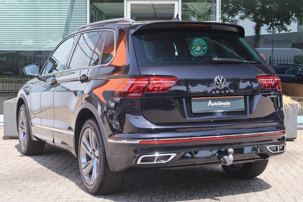 Volkswagen Tiguan 1.4 R-Line TSI eHybrid 245pk SoH 92% | Vir, Auto's, Volkswagen, Adaptive Cruise Control, Leder en Stof, Zwart