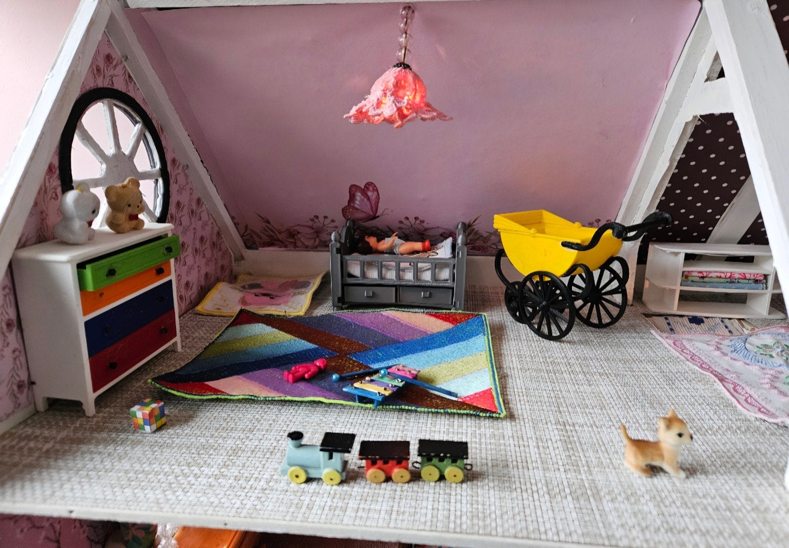 Groot Poppenhuis met Meubels en Poppen, Ophalen of Verzenden, Poppenhuis