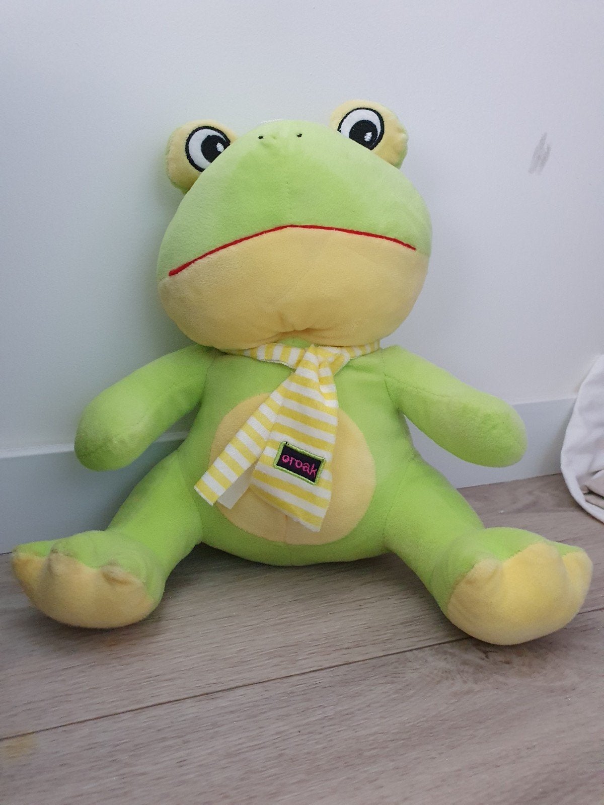 Leuke groene kikker knuffel met sjaaltje, Kikker, Groen, Ophalen of Verzenden, Zo goed als nieuw