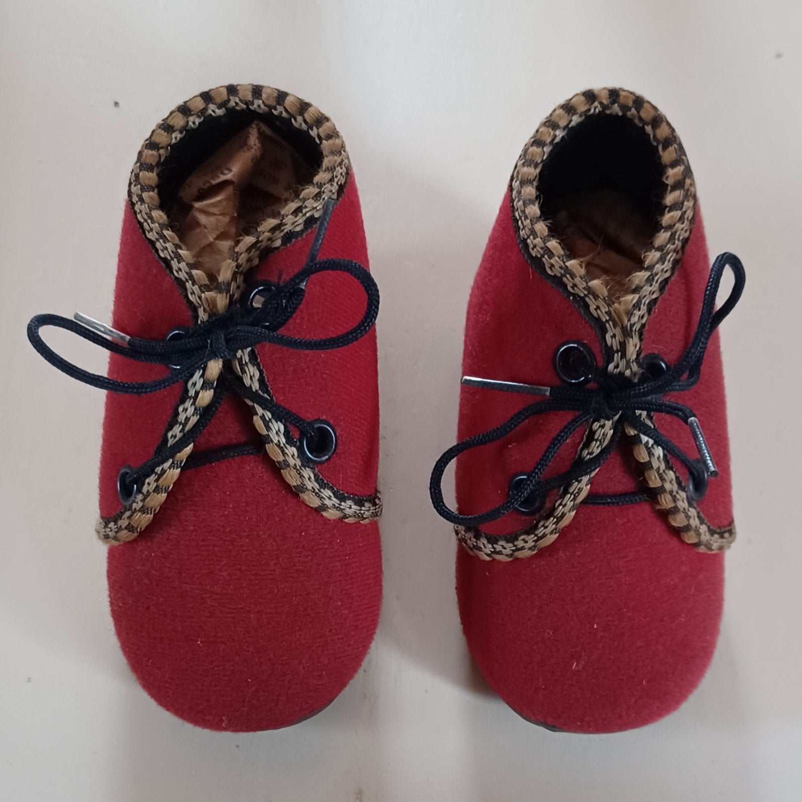Schattige rode babyschoentjes met veters (53 jaar oud), Jongetje of Meisje, Ophalen of Verzenden, Onbekend, Gebruikt