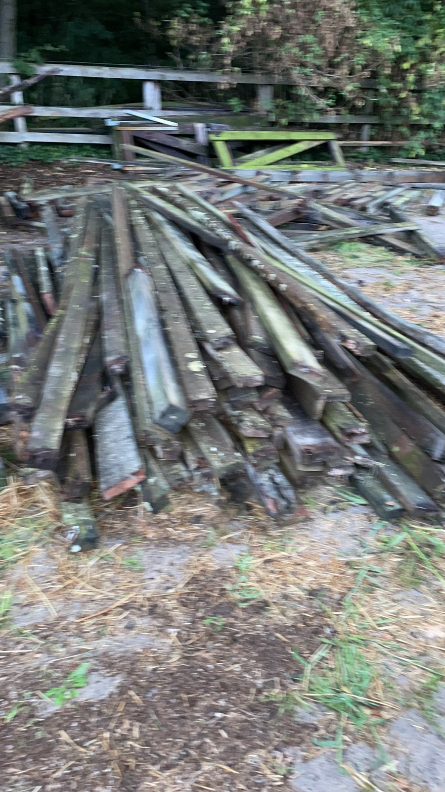 Droog oud onbehandeld hardhout Azobe voor open haard, Tuin en Terras, Haardhout, 3 tot 6 m³, Ophalen, Overige houtsoorten