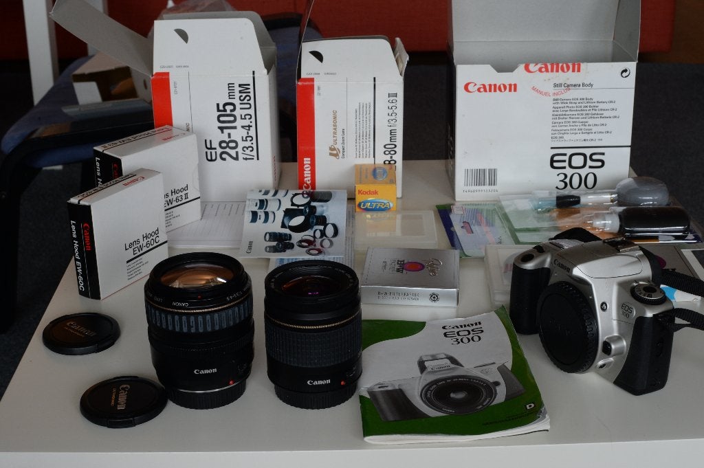 Canon EOS 300 analoog camera met 2 zoomlenzen (rubber!), Audio, Tv en Foto, Fotocamera's Analoog, Ophalen of Verzenden, Gebruikt