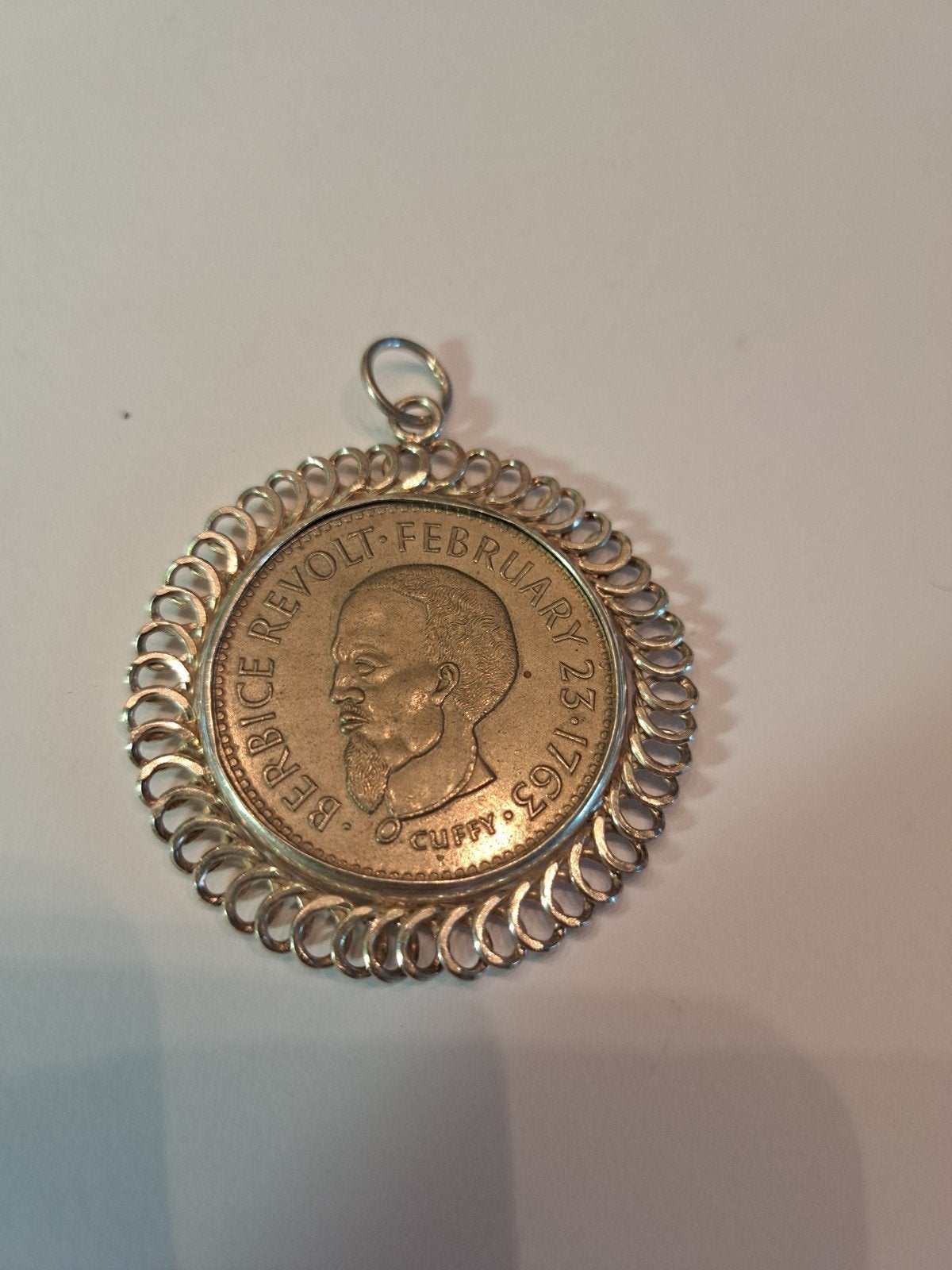 Zilveren hanger met munt van Guyana (1970), Sieraden, Tassen en Uiterlijk, Kettinghangers, Gebruikt, Overige voorstellingen, Ophalen of Verzenden
