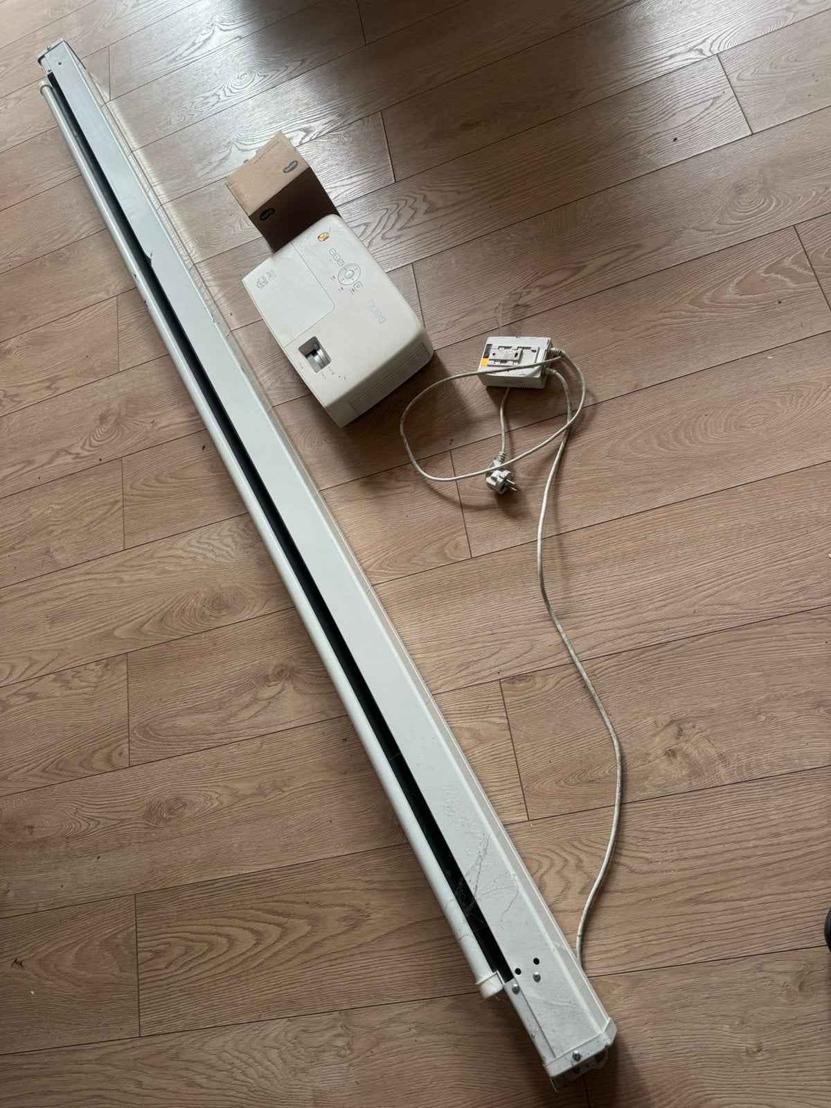 Beamer + reservelamp (nieuw) + elektrisch scherm 2 meter, Ophalen, Gebruikt, DLP, Full HD (1080)