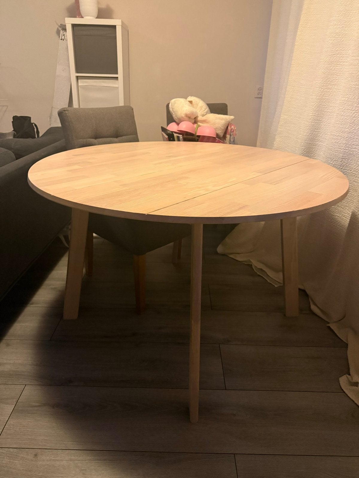 Ronde eettafel van licht hout, Huis en Inrichting, Tafels | Eettafels, Ophalen, Rond, Zo goed als nieuw, Vier personen