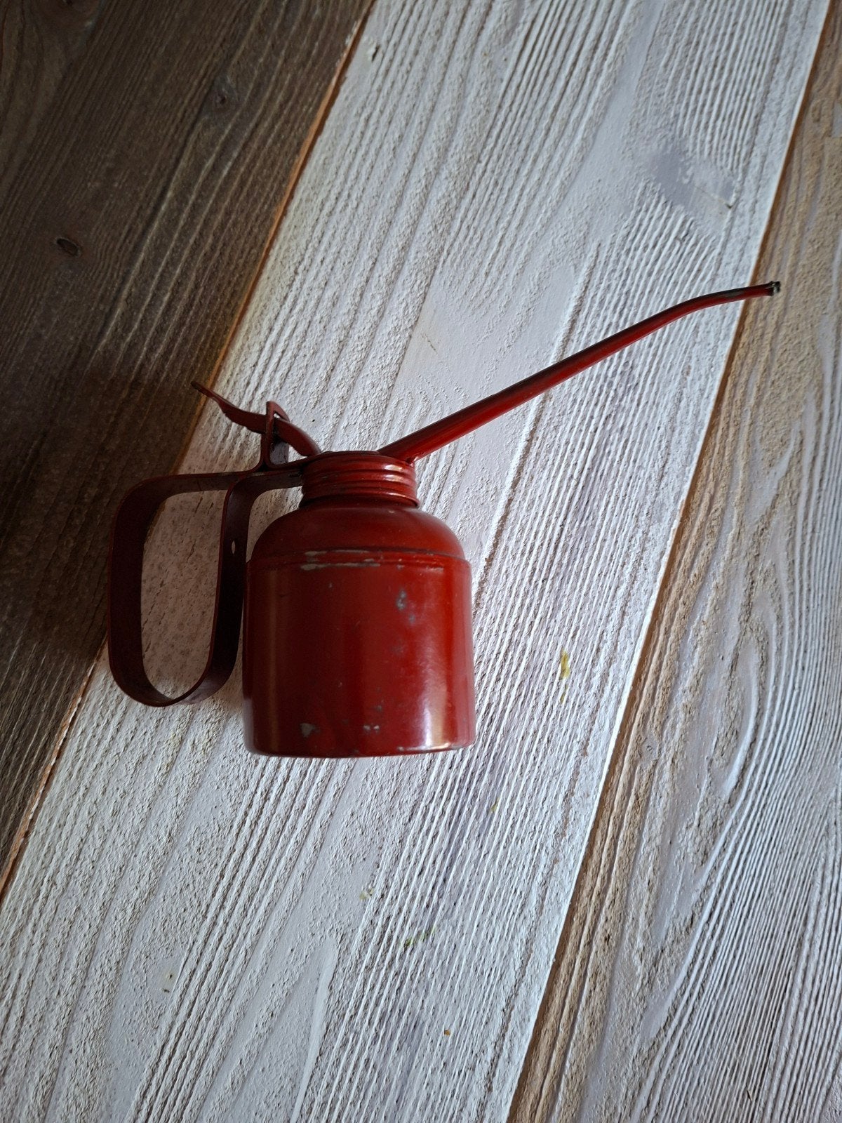Vintage rode oliespuit - Decoratief en functioneel, Ophalen of Verzenden