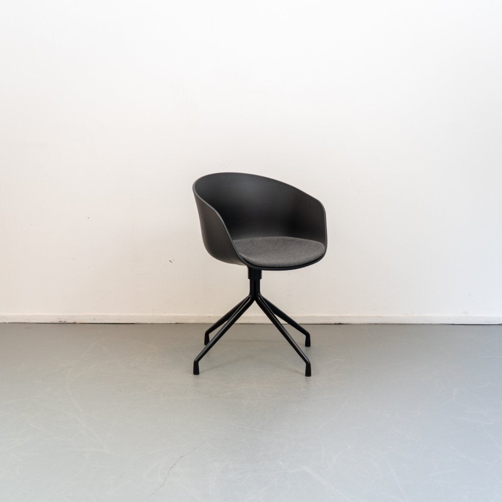 2 Hay stoel About a Chair AAC 22 Zwart met kussen