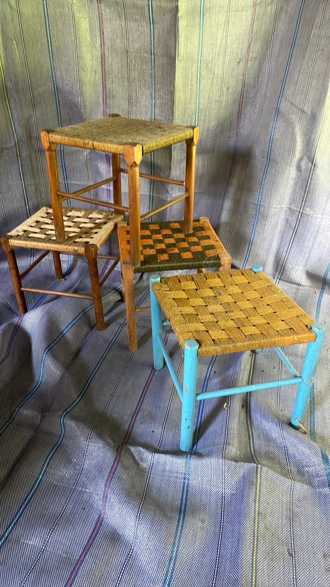 Vier kleine  vintage houten krukjes rotan, Ophalen of Verzenden, Zo goed als nieuw, Hout