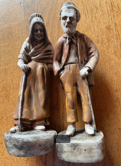 Twee vintage beeldjes van een oud echtpaar., Ophalen of Verzenden, Gebruikt, Mens