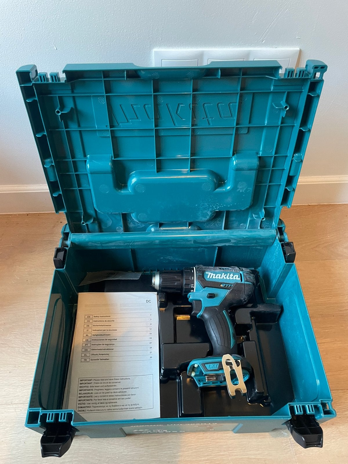 Makita accuboormachine in mbox, Doe-het-zelf en Verbouw, Gereedschap | Boormachines, Ophalen, Zo goed als nieuw, Boor- en Schroefmachine