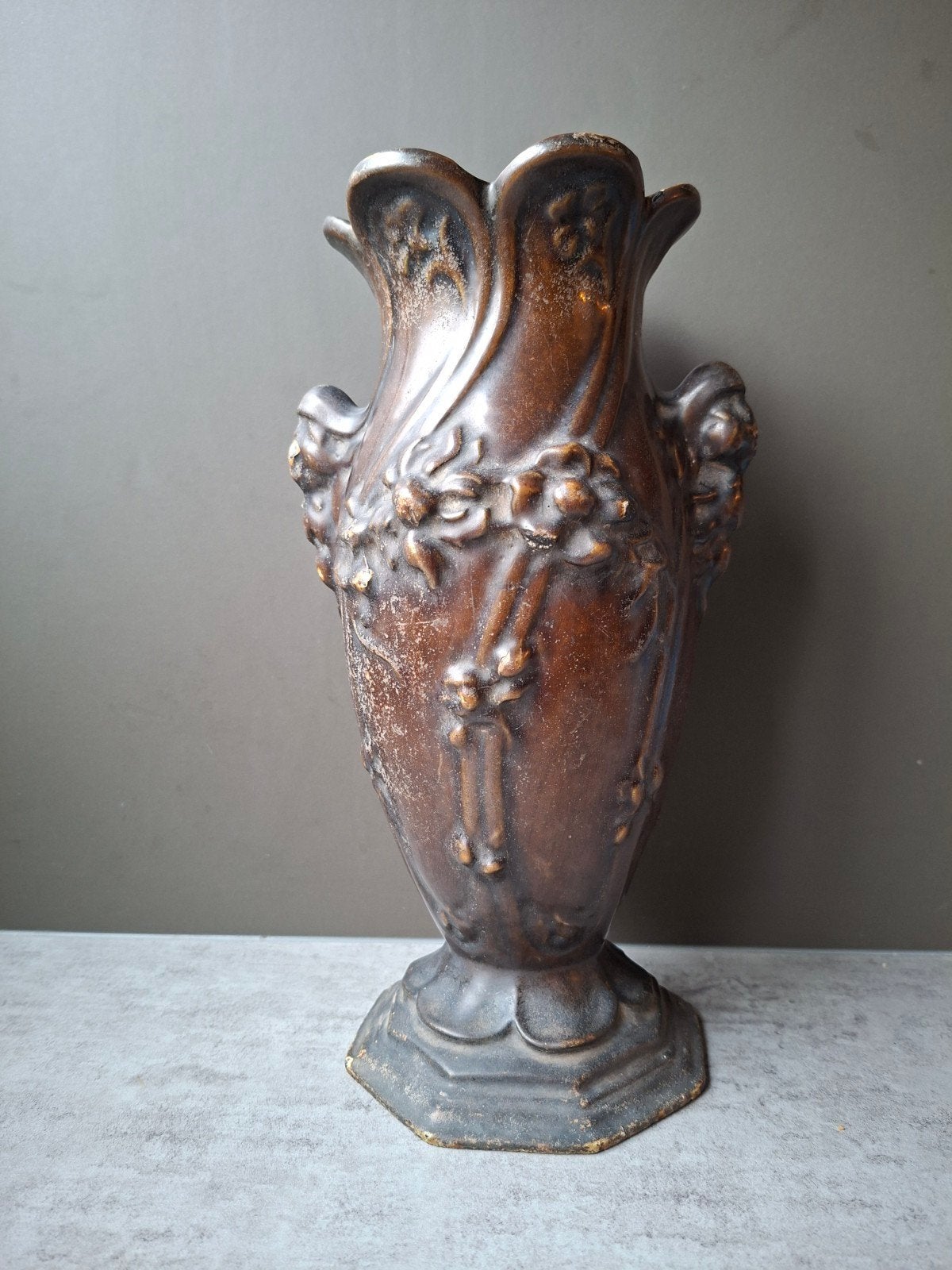 Antieke Gietijzeren Vaas met Reliëfdecoratie, Antiek en Kunst, Ophalen of Verzenden