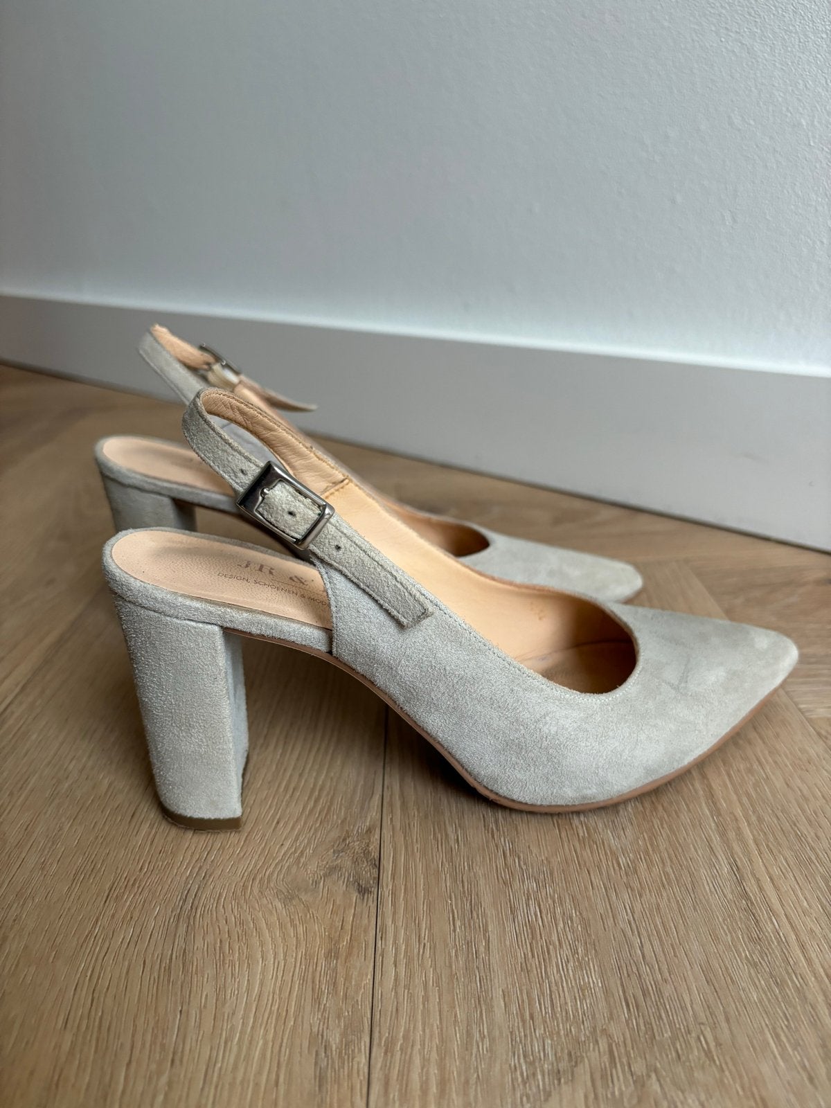 Stijlvolle grijze suède pumps met blokhak, Kleding | Dames, Pumps, Ophalen of Verzenden, Zo goed als nieuw, Grijs
