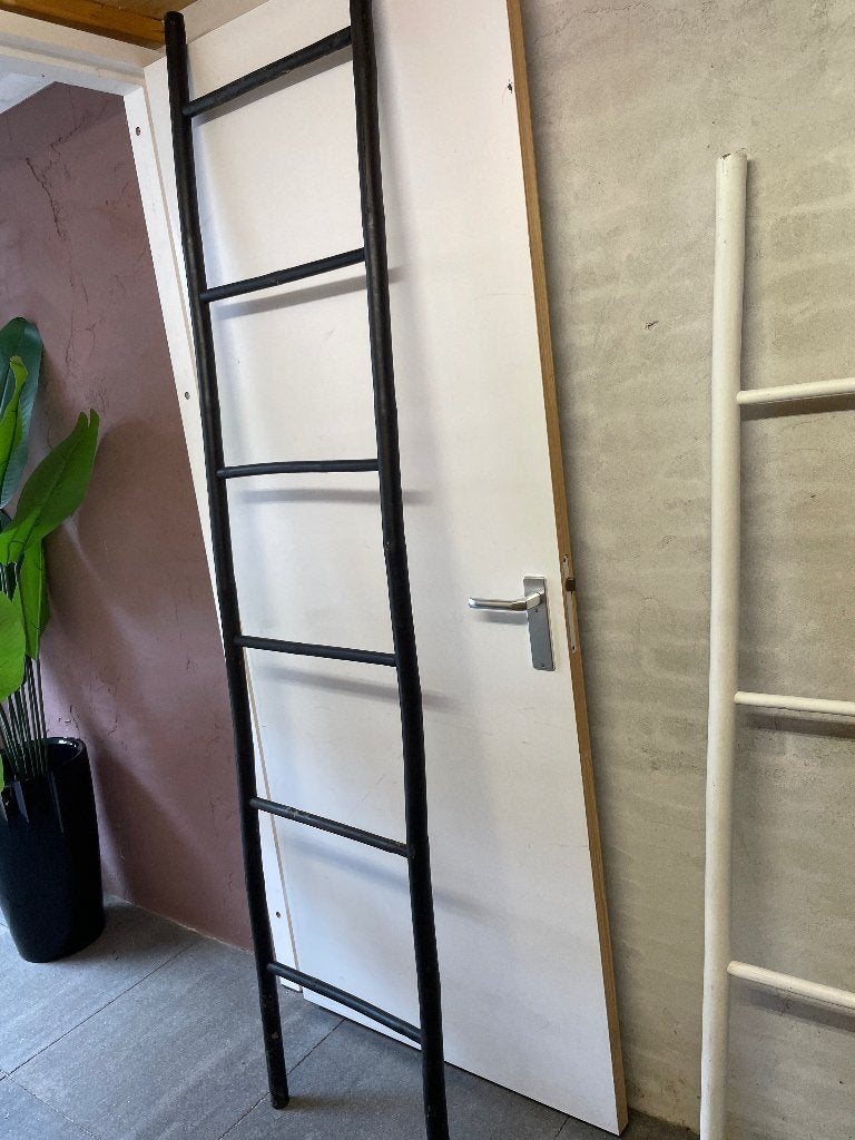 Zwarte houten ladder 220 cm, Ophalen, Gebruikt, 220 cm, 50 cm