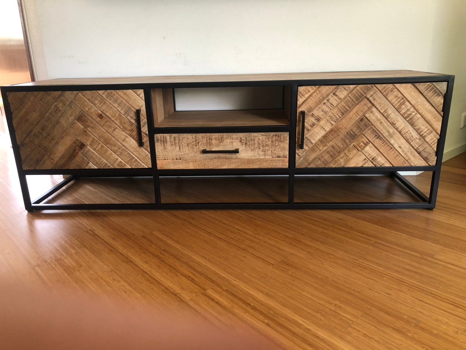 Vrijwel nieuwe  mangohouten industriële tv kast, Huis en Inrichting, 150 tot 200 cm, Zo goed als nieuw, Minder dan 100 cm, 25 tot 50 cm