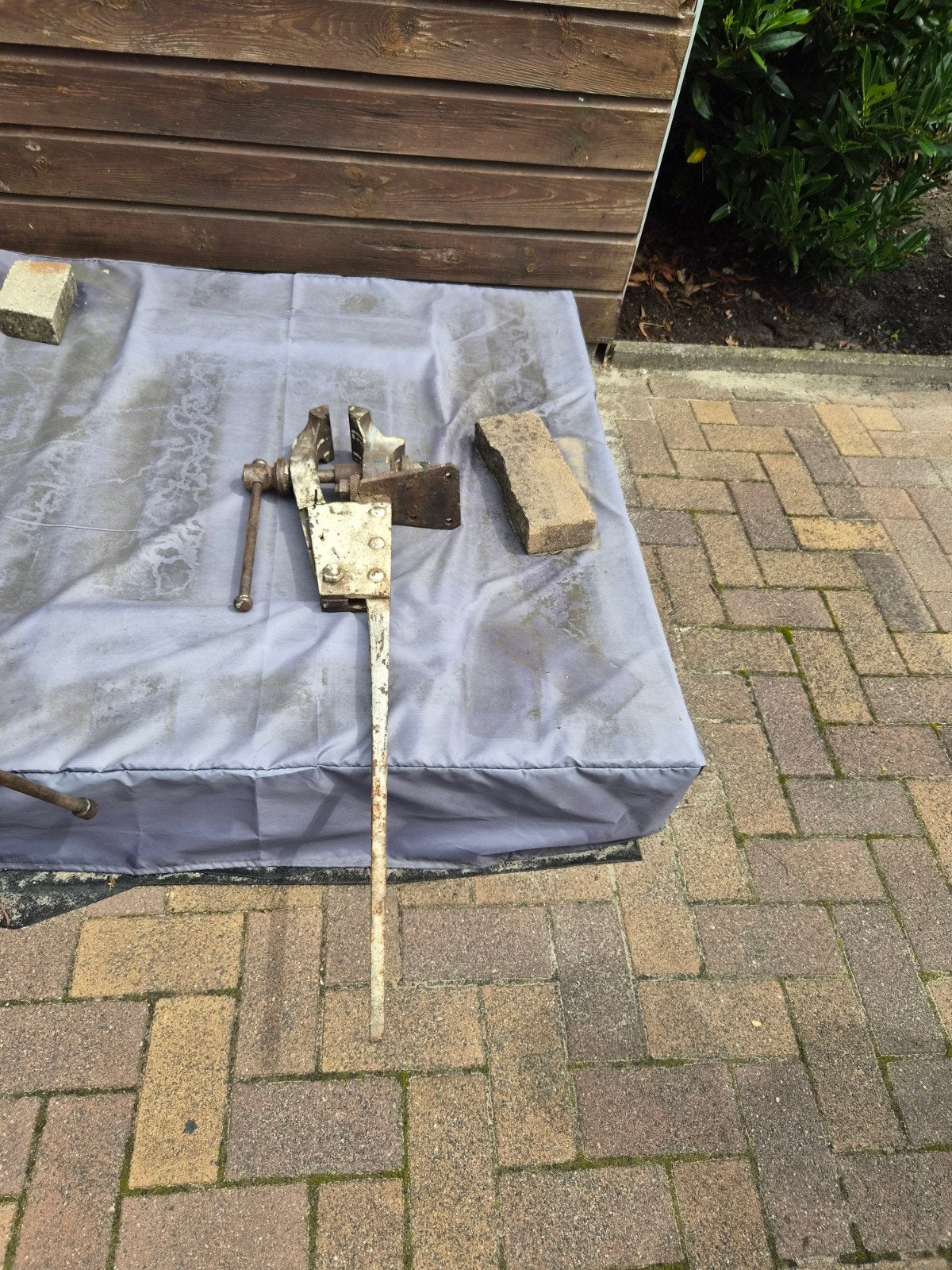 Oude bankschroef - robuust en functioneel, Doe-het-zelf en Verbouw, Gereedschap | Handgereedschap, Ophalen, Gebruikt, Bankschroef