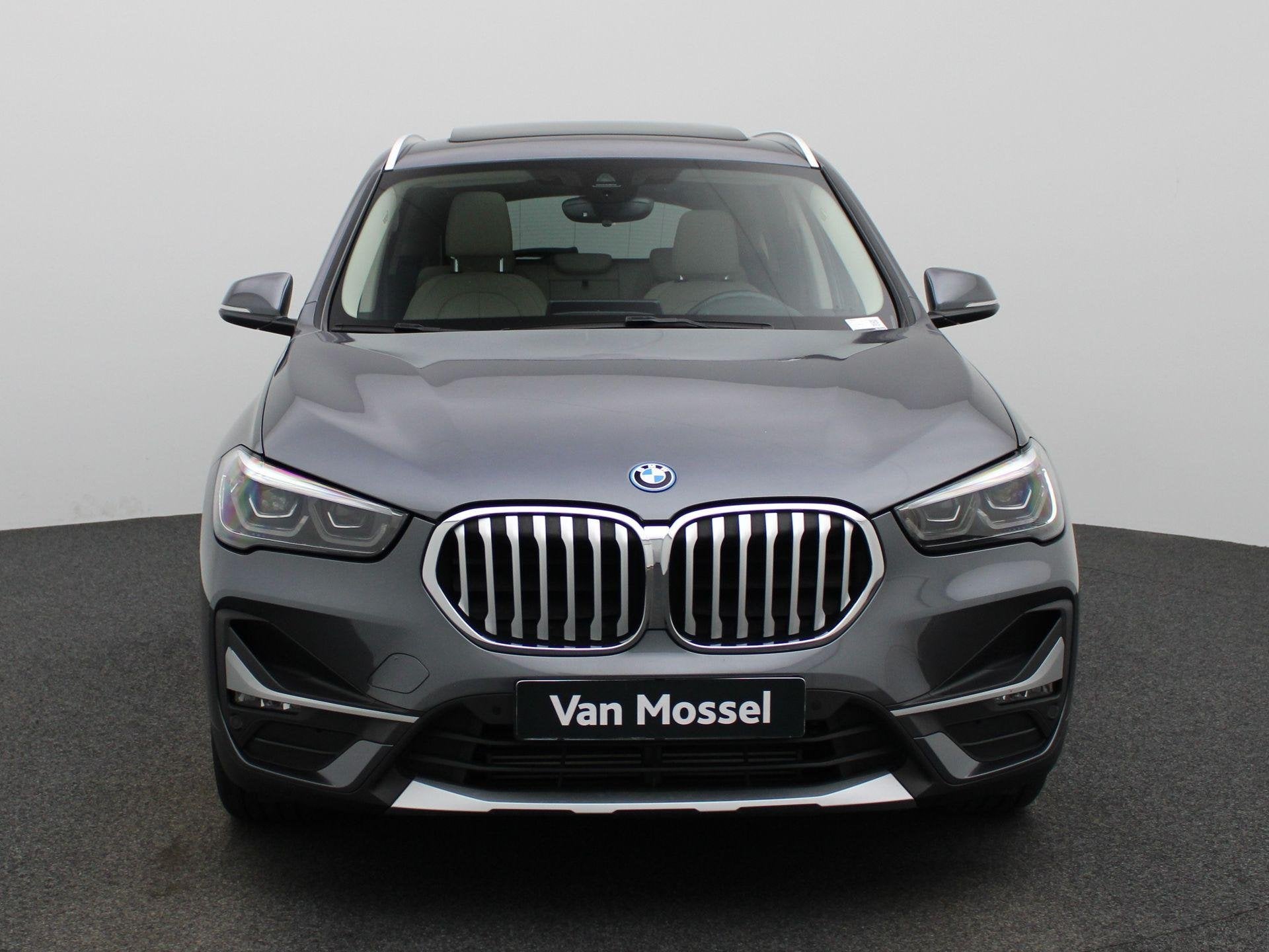 BMW X1 xDrive25e | PANORAMADAK | CAMERA | HEAD UP DISPLAY |, 12 maanden, Stof, Gebruikt, 1820 kg