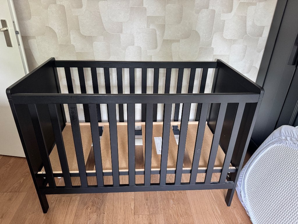 Zwart ledikant incl matras, Kinderen en Baby's, Babywiegjes en Ledikanten, Ophalen, Zo goed als nieuw, Ledikant