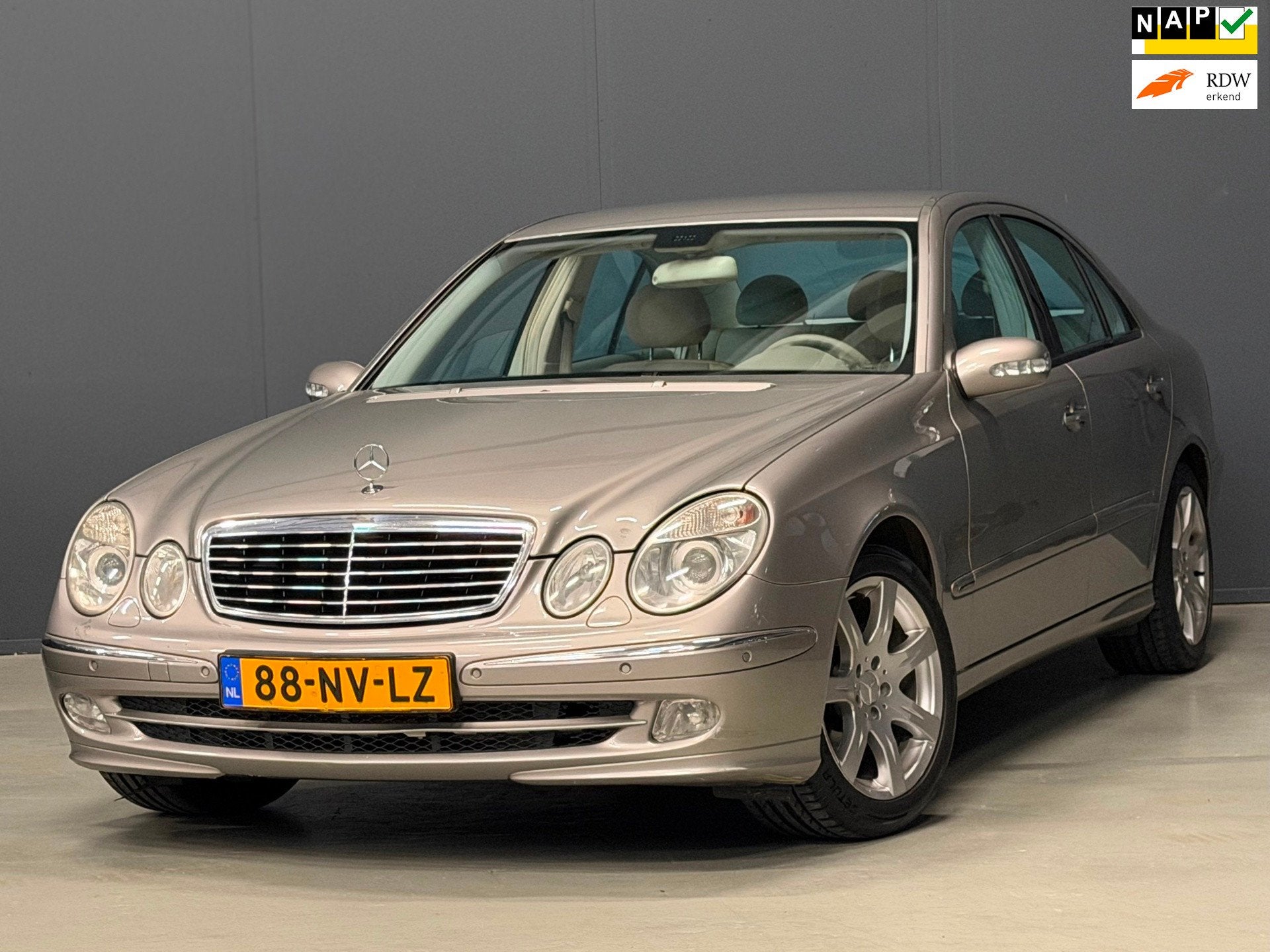 Mercedes-Benz E-klasse 200 Kompressor Avantgarde AUTOMAAT LE, Auto's, Dealer onderhouden, Achterwielaandrijving, Gebruikt, Beige