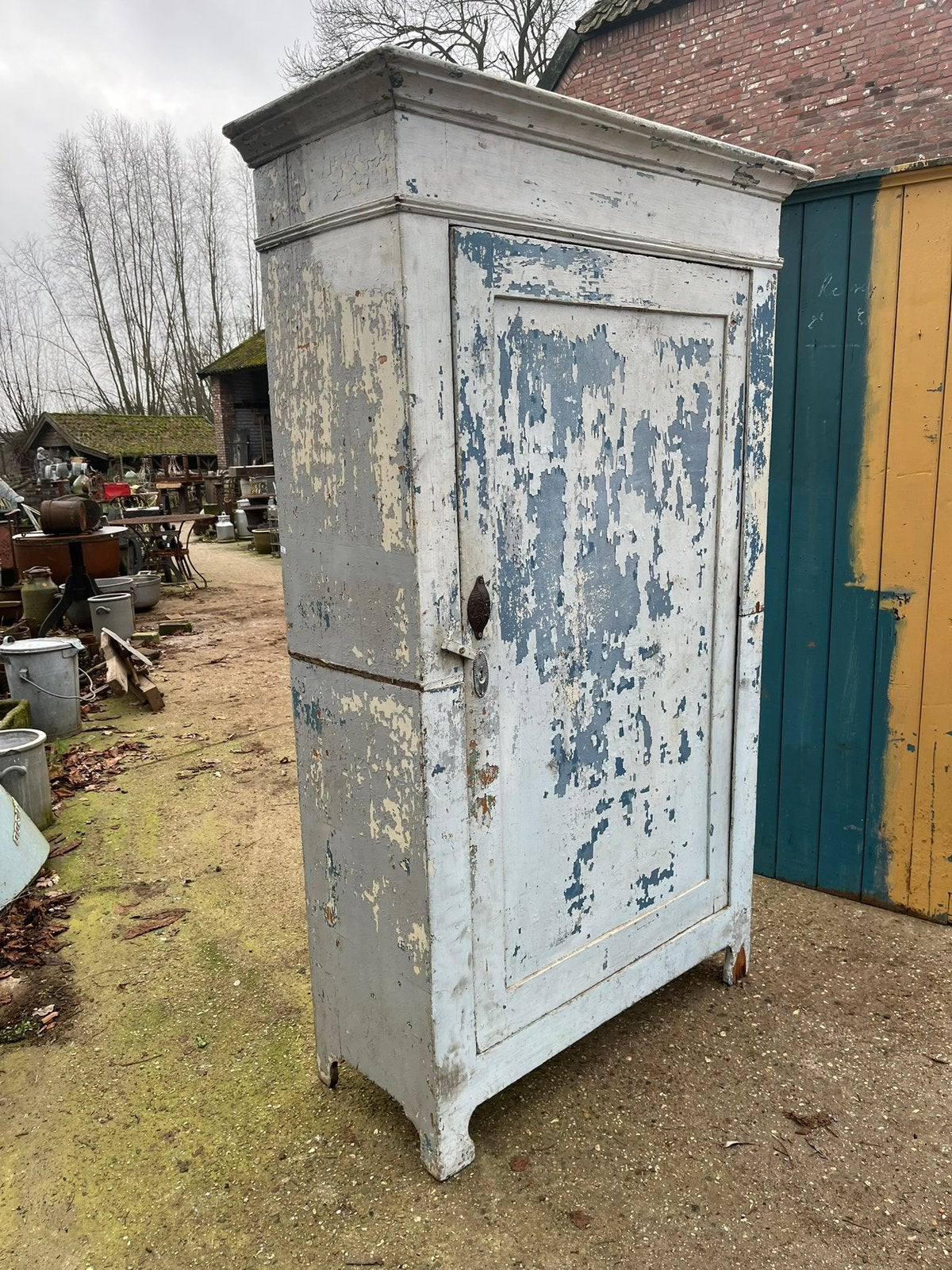 Oude eendeurskast of oude brocante kast tweedelig verticaal, Ophalen