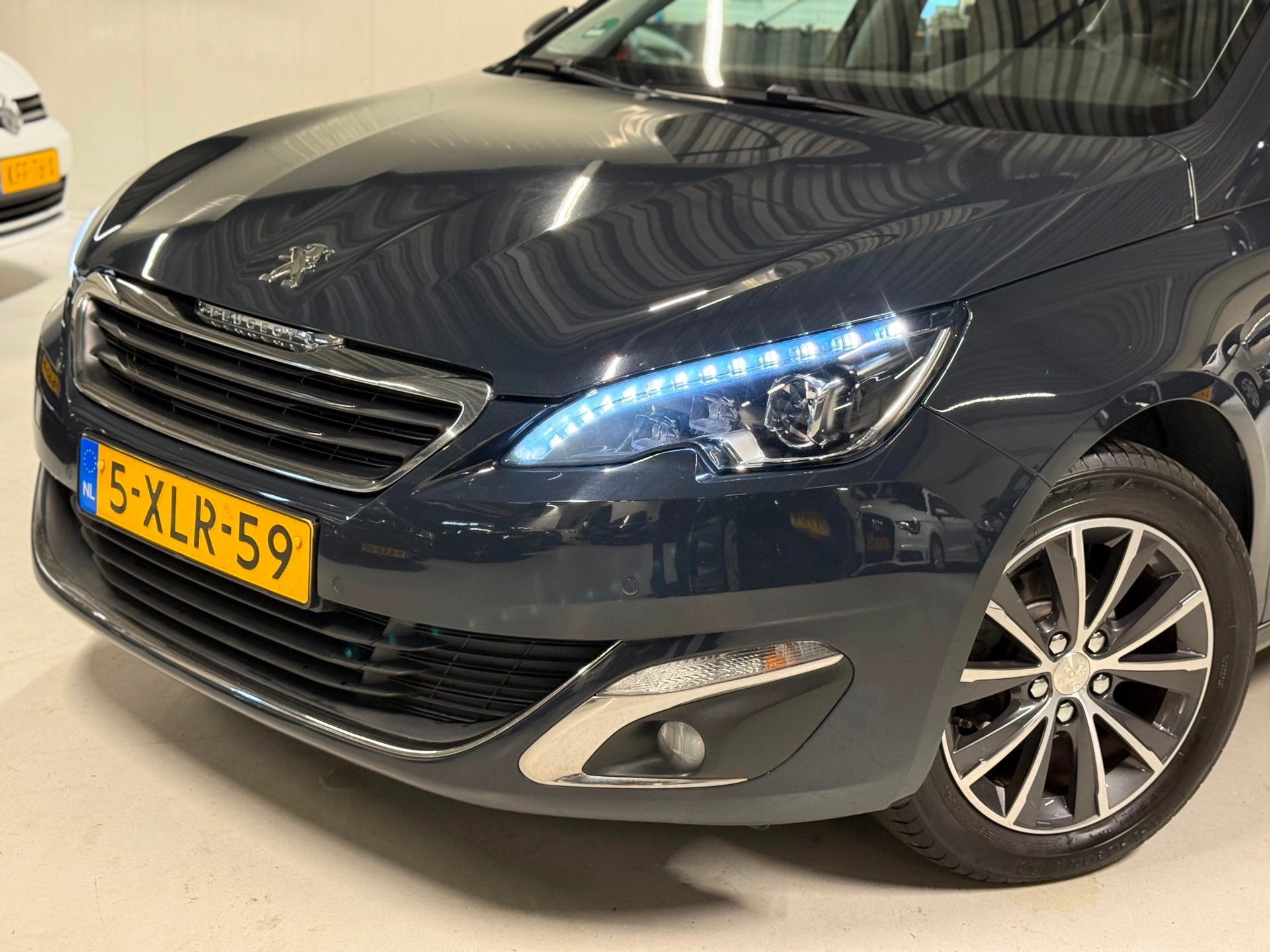 Peugeot 308 1.2 110PK Blue Premium Pano|Led|Navigatie!, Auto's, Voorwielaandrijving, Dealer onderhouden, Stof, Gebruikt