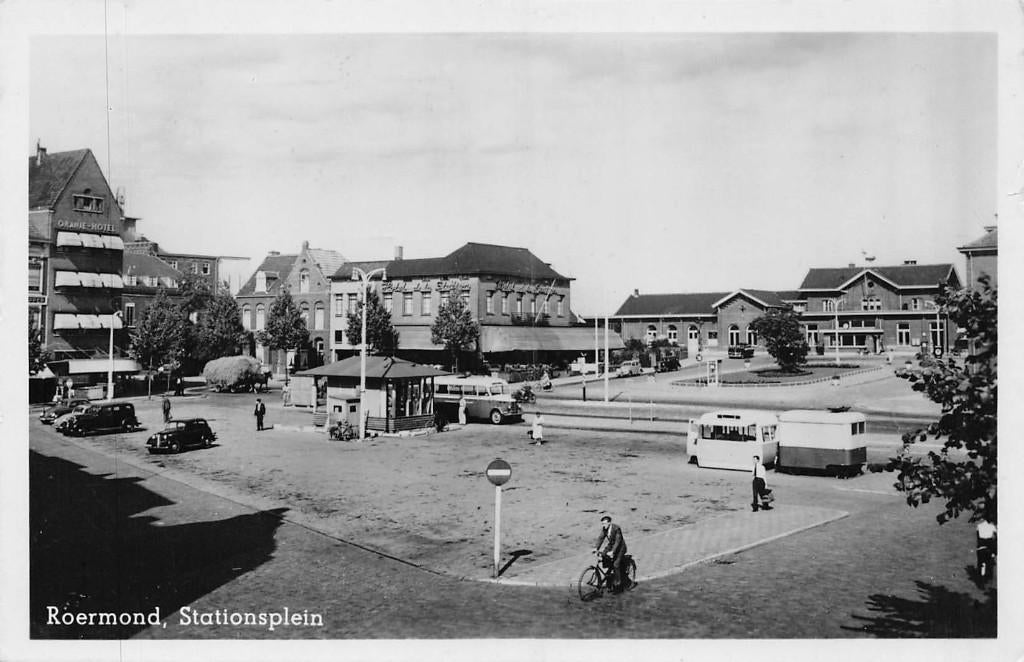 260 Roermond - Stationsplein 1953  autobus, Ophalen of Verzenden, 1940 tot 1960, Gelopen, Limburg