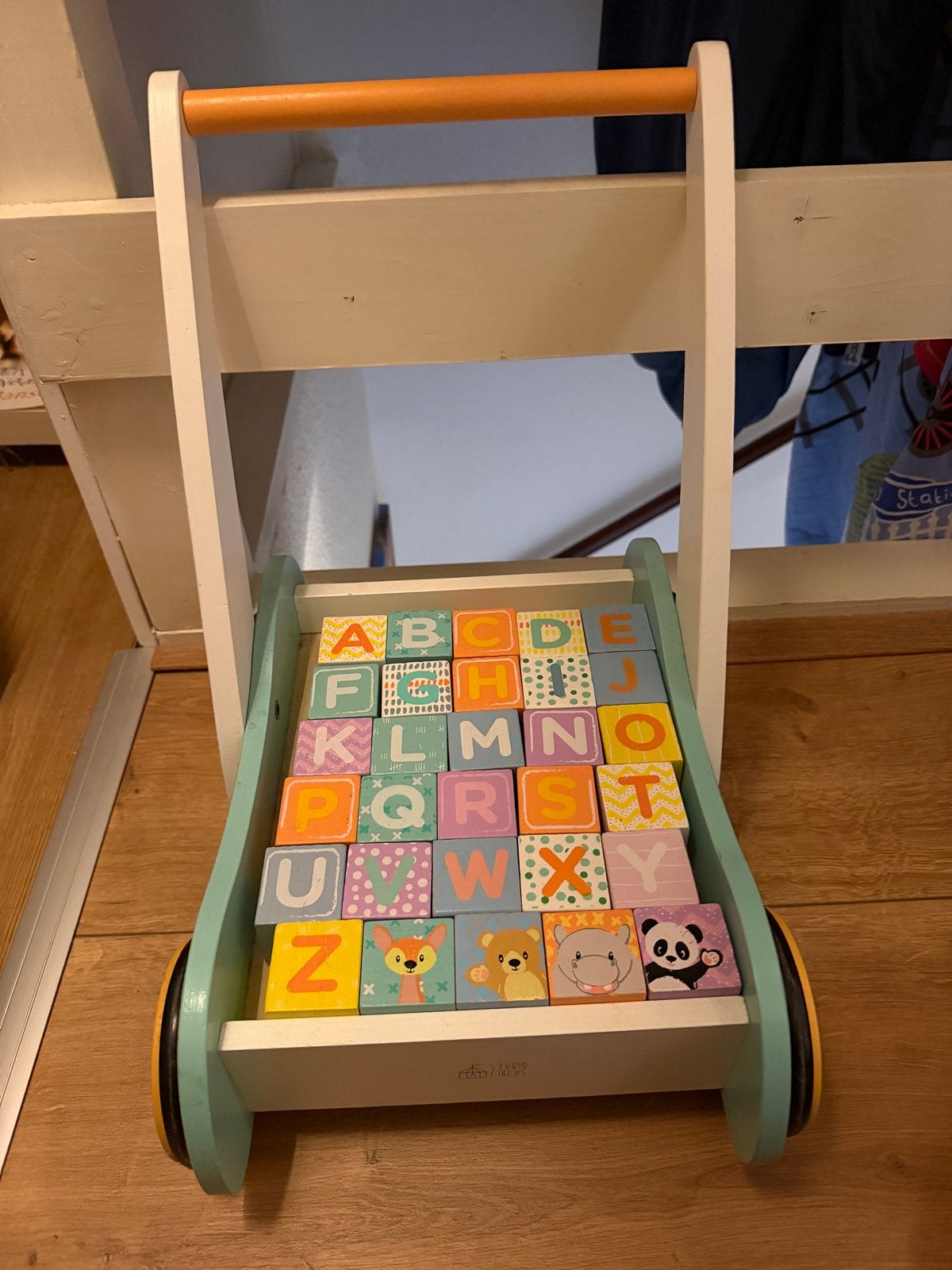Houten loopwagen met blokken - Studio Circus, Ophalen, Gebruikt, Overige typen, Met wieltjes