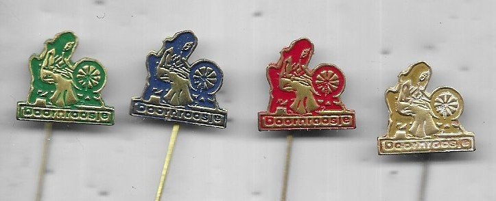 4 x DOORNROOSJE SPROOKJES SPELDEN UIT 1 SERIE, Ophalen of Verzenden, Gebruikt, Overige onderwerpen, Speldje of Pin