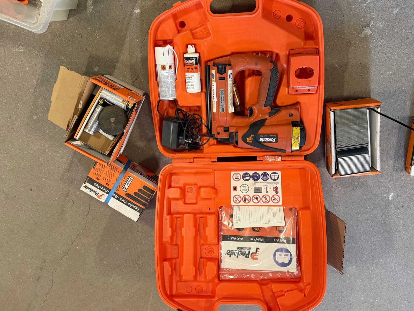 Paslode tacker met diverse spijkers en accessoires, Ophalen of Verzenden, Gebruikt, Tacker/nietmachine, Overige merken