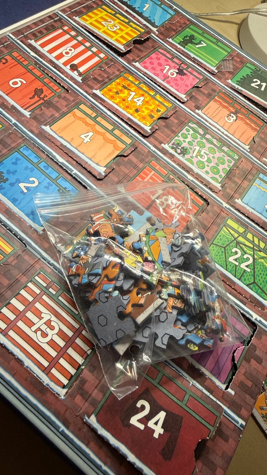 Foto 4 van Jan van Haasteren adventkalender puzzel 24 st
