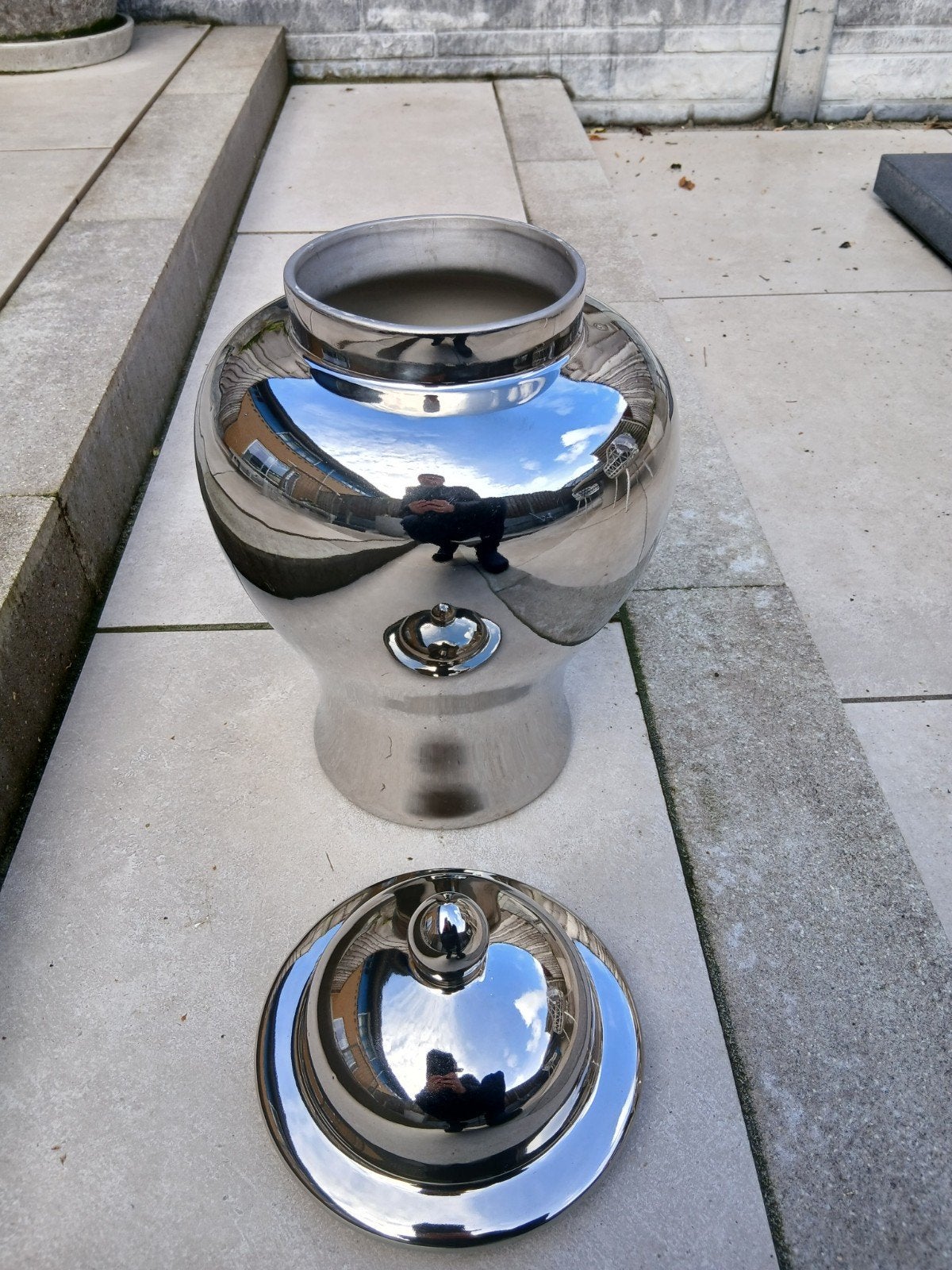 Grote zilverkleurige vaas met deksel - 50 cm hoog, Huis en Inrichting, Woonaccessoires | Vazen, Met deksel, Ophalen of Verzenden
