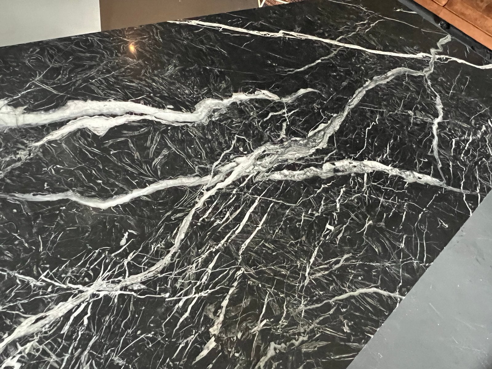 Elegante eettafel met zwart marmeren blad en metalen onderst, Huis en Inrichting, Tafels | Eettafels, Ophalen, Overige materialen
