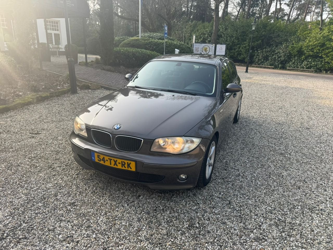 BMW 1-Serie 1.6 116I 2007/CarPlay/NAP/APK/Onderhouden!!, 1596 cc, Bruin, 635 kg, Origineel Nederlands
